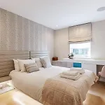 Stylish Battersea Apartment With Balcony