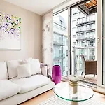 Stylish Battersea Apartment With Balcony