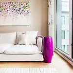Stylish Battersea Apartment With Balcony